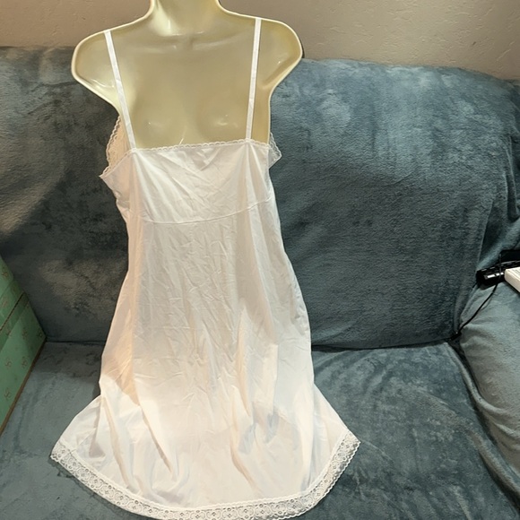 Vanity Fair white adjustable strap slip Size 22” 38/44 💕 - Picture 4 of 6